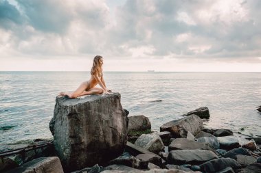 Kumsalda güzel bir kadın