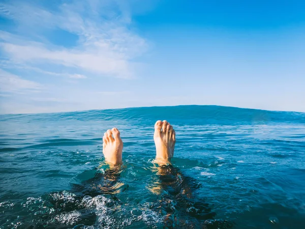 Surfista homem é relaxado — Fotografia de Stock