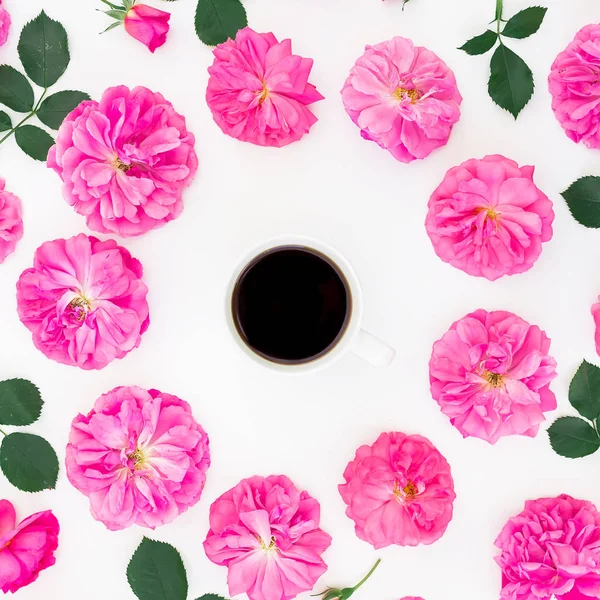 Flores rosadas y taza de café negro — Foto de Stock