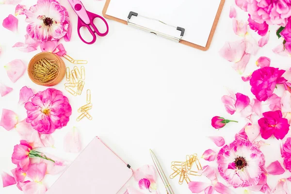 Composition with clipboard, notebook, pink flowers — Stock Photo, Image