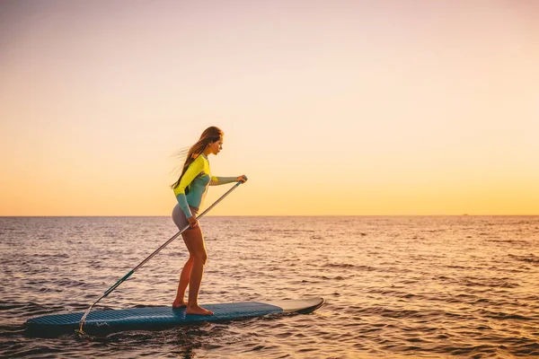Dívka stand up paddle boarding — Stock fotografie