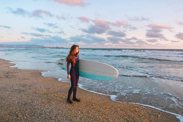 서핑 보드와 함께 여자 — 스톡 사진