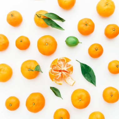 Portakallar beyaza izole edilmiş