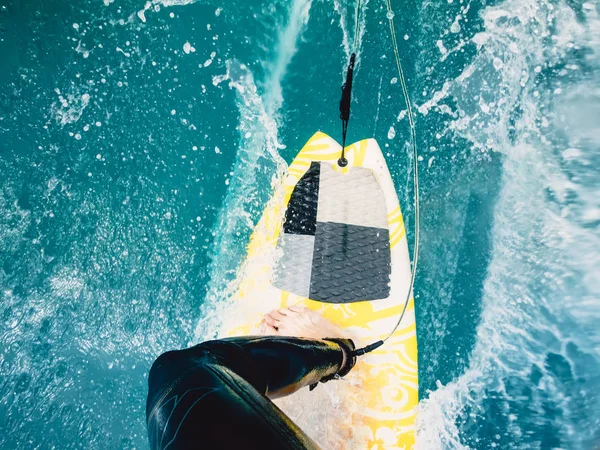 Surfista en paseos de tabla de surf rojo — Foto de Stock