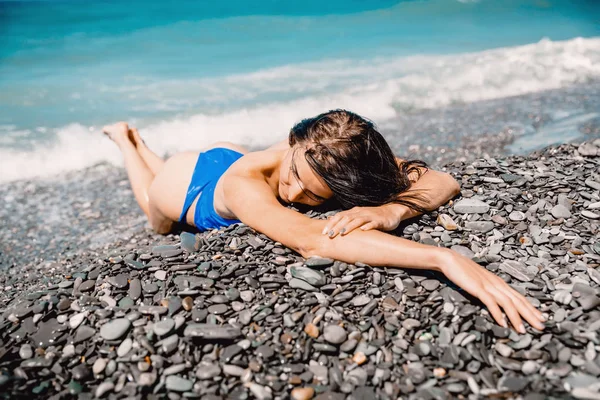 ビーチに横たわる女 — ストック写真