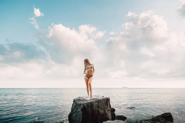 Jeune fille détendue sur une plage — Photo