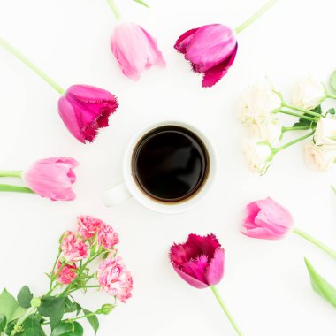 pembe çiçekler ve siyah kahve fincanı 