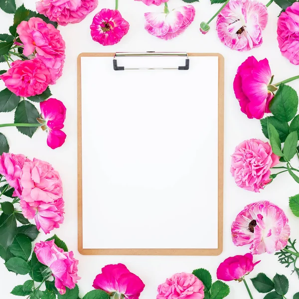 Pink flowers and notepad — Stock Photo, Image