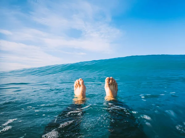 Surfer człowiek jest zrelaksowany Zdjęcie Stockowe