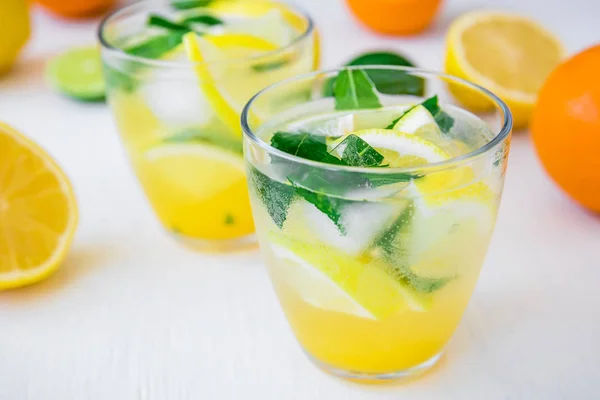 Fräsch citrus saft i glasen — Stockfoto