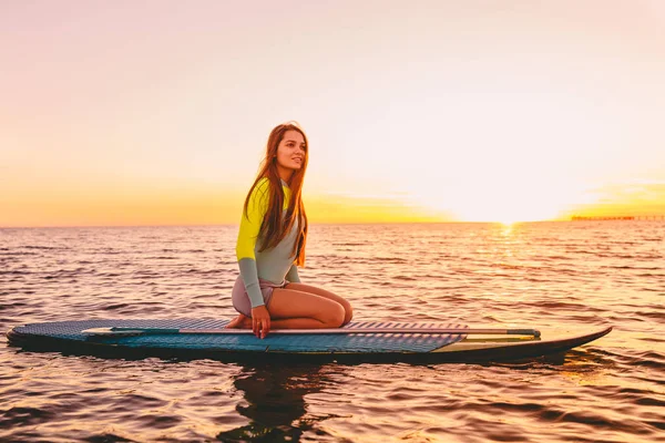 Девушка, сидящая на веслах — стоковое фото