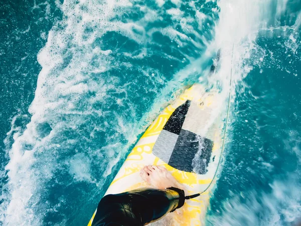 빨간색 서핑 보드 타기에 서퍼 — 스톡 사진
