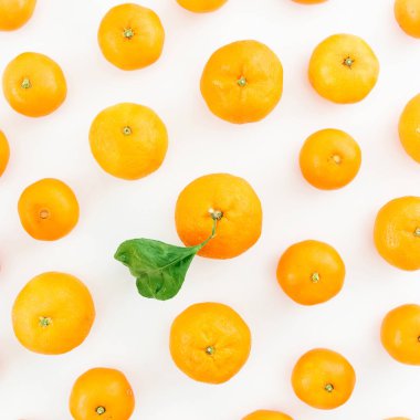 Portakallar beyaza izole edilmiş