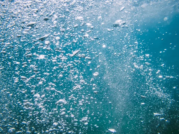 Burbujas bajo el agua en el mar — Foto de Stock