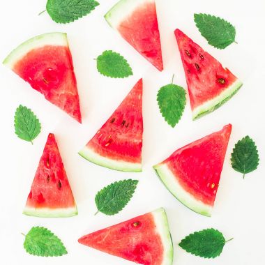 beyaz üzerine taze karpuz parçaları