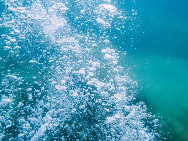 Пузыри под водой в море — стоковое фото