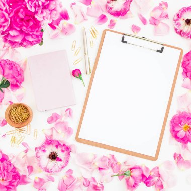  Pano, defter, pembe çiçekler ile kompozisyon