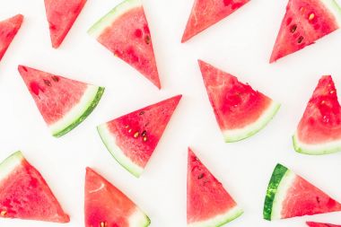 beyaz üzerine taze karpuz parçaları