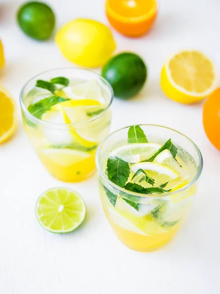 Fräsch citrus saft i glasen — Stockfoto