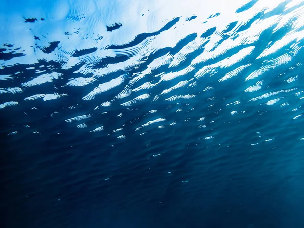 Burbujas bajo el agua en el mar — Foto de Stock