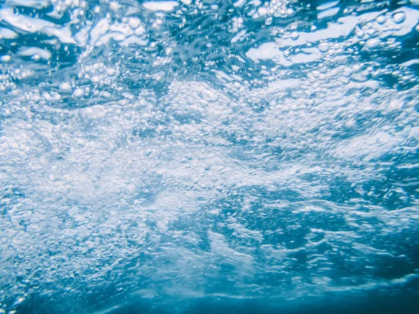 Burbujas bajo el agua en el mar — Foto de Stock