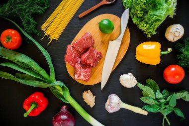 et, makarna ve taze sebze