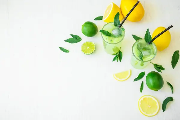 Fräsch citrus saft i glasen — Stockfoto