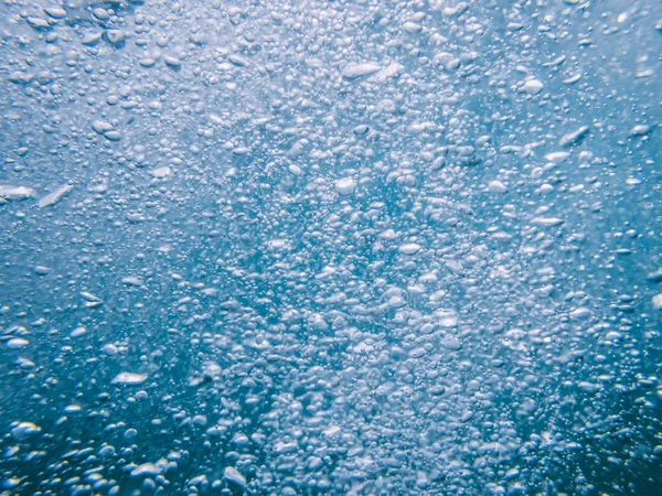 Bubblor under vattnet i havet — Stockfoto