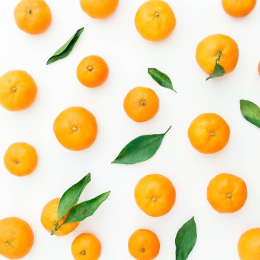 Portakallar beyaza izole edilmiş