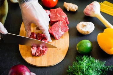 Kesme çiğ et pişirmek 