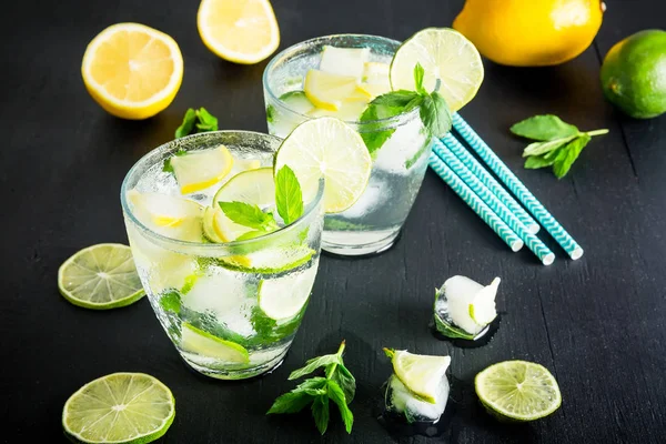 Fräsch citrus saft i glasen — Stockfoto