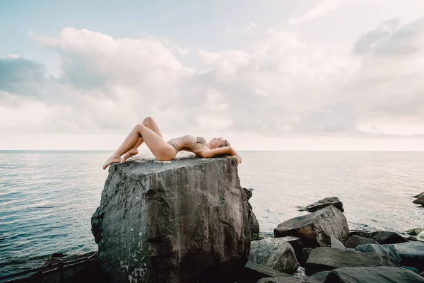 Mulher deitada em uma praia — Fotografia de Stock