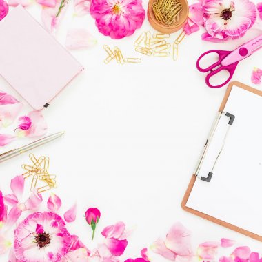  Pano, defter, pembe çiçekler ile kompozisyon