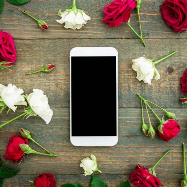 Hareket eden telefon ile gül çiçek