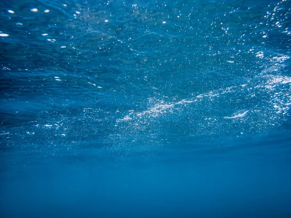 Burbujas bajo el agua en el mar — Foto de Stock