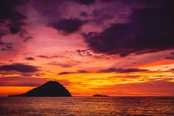 Схід сонця на океані і горах — стокове фото