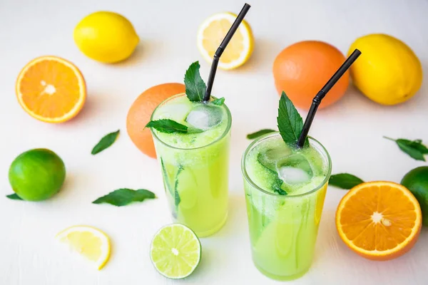 Fräsch citrus saft i glasen — Stockfoto