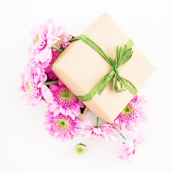 Schöne Blumen und Geschenk — Stockfoto