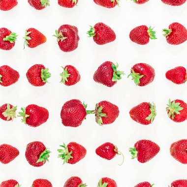 Beyaz arka planda çilekler.