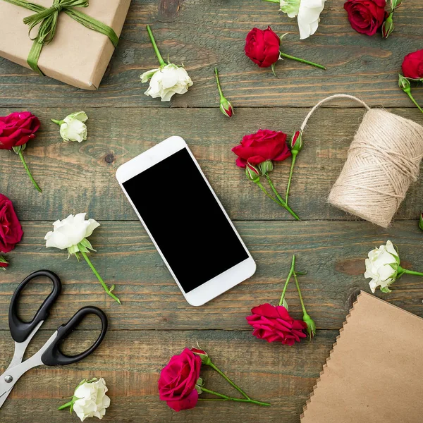 Κινητό τηλέφωνο με τριαντάφυλλα λουλούδια — Φωτογραφία Αρχείου