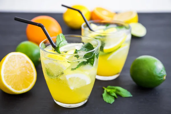 Свежий цитрусовый лимонад в стаканах — стоковое фото