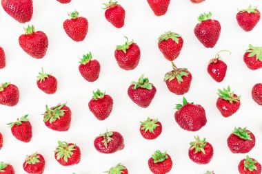 Beyaz arka planda çilekler.