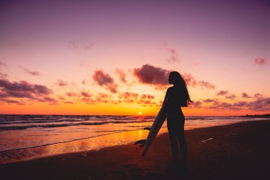  sörf tahtası olan kadın 