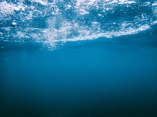 Burbujas bajo el agua en el mar — Foto de Stock