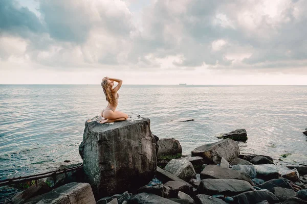 Femme relaxante sur le rocher — Photo