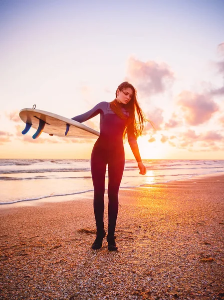 サーフィン ボードを持つ女性 — ストック写真