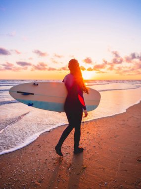  sörf tahtası olan kadın 