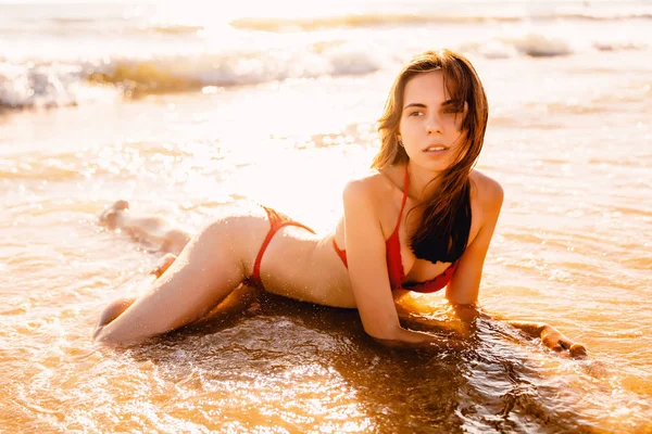  Kızın rahatlatıcı bir plajda