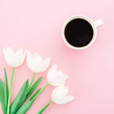  Lale ve siyah kahve fincanı 