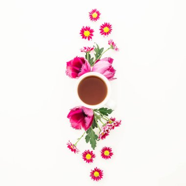 pembe çiçekler ve çay bardağı 